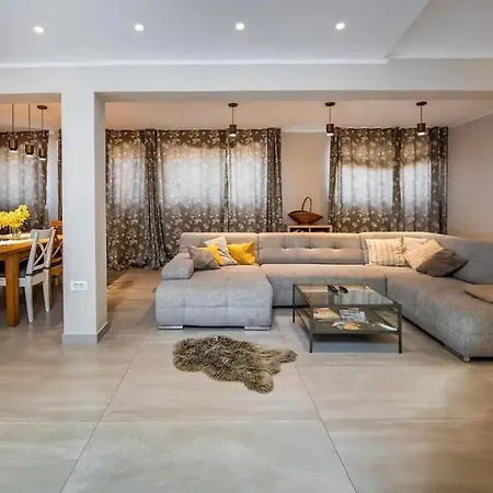 Spacious And Good Apartment 로비니
