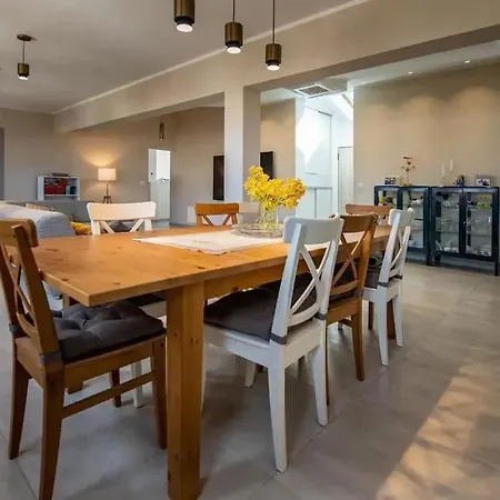 아파트 Spacious And Good Apartment 로비니